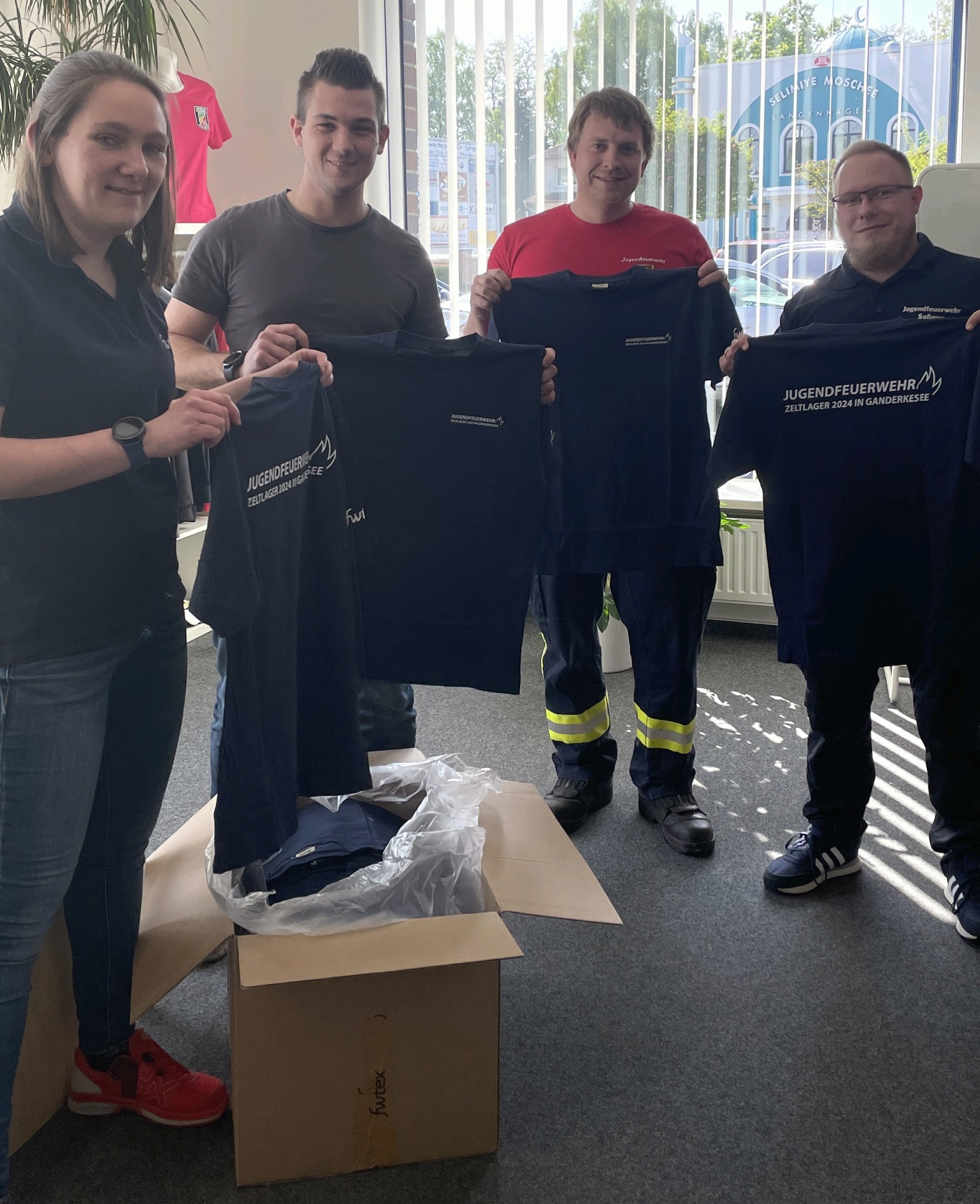 T-Shirt Übergabe bei fwtex in Langenhagen 